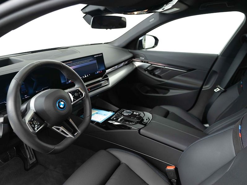 BMW i5 eDrive40 - fotka 11 z 22