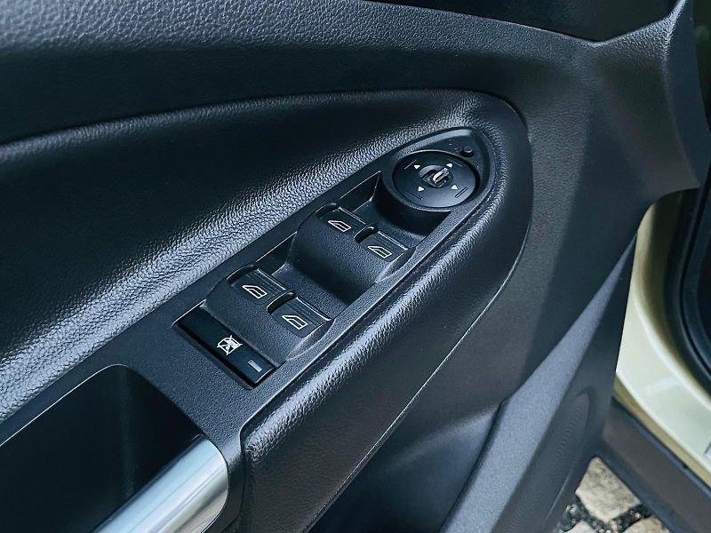 Ford Kuga 2.0TDCi 4x4 MAN TAŽNÉ 1MAJITEL - fotka 33 z 47