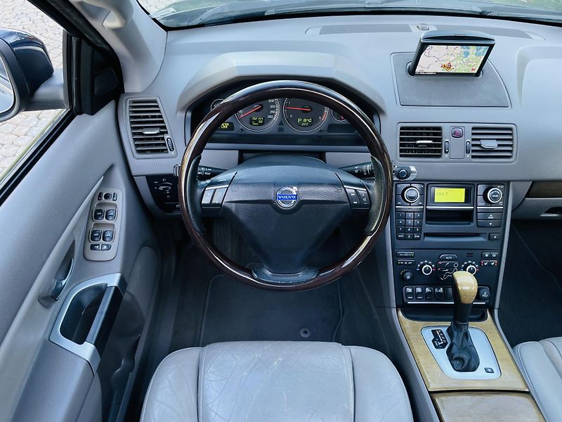 Volvo XC90 2.4D5 136KW 4x4 AUT SERVISKA - fotka 23 z 42
