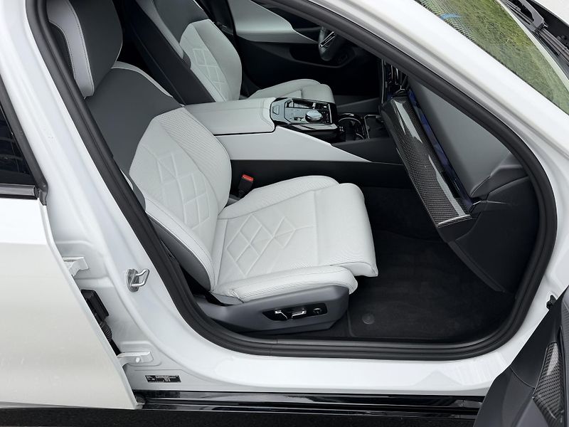 BMW Řada 5 540D xDRIVE M SPORT Individual - fotka 26 z 37