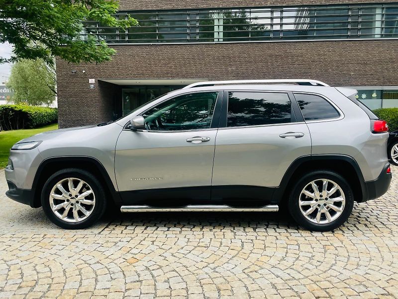 Jeep Cherokee 2.0D 4x4 AUT KAMERA TAŽNÉ LED - fotka 19 z 50