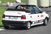 Auto mělo zachovanou druhou řadu sedaček a dokonce druhý pár dveří