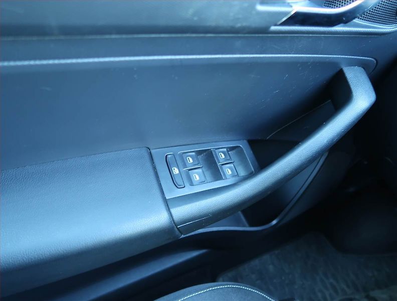 Škoda Rapid (2014) Spaceback 1.2 TSI, Xenony - fotka 15 z 15