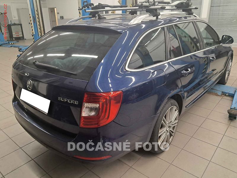 Škoda Superb (2014) 2.0 TDI, ČR, AT, navi, bixen - fotka 2 z 3