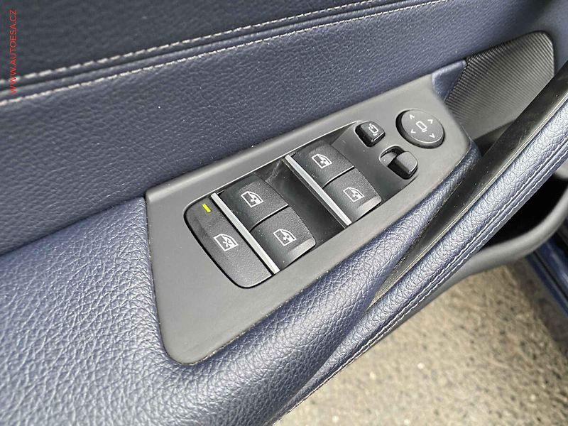 BMW Řada 5 (2018) 2.0 530i xDrive, LuxuryLine - fotka 12 z 21