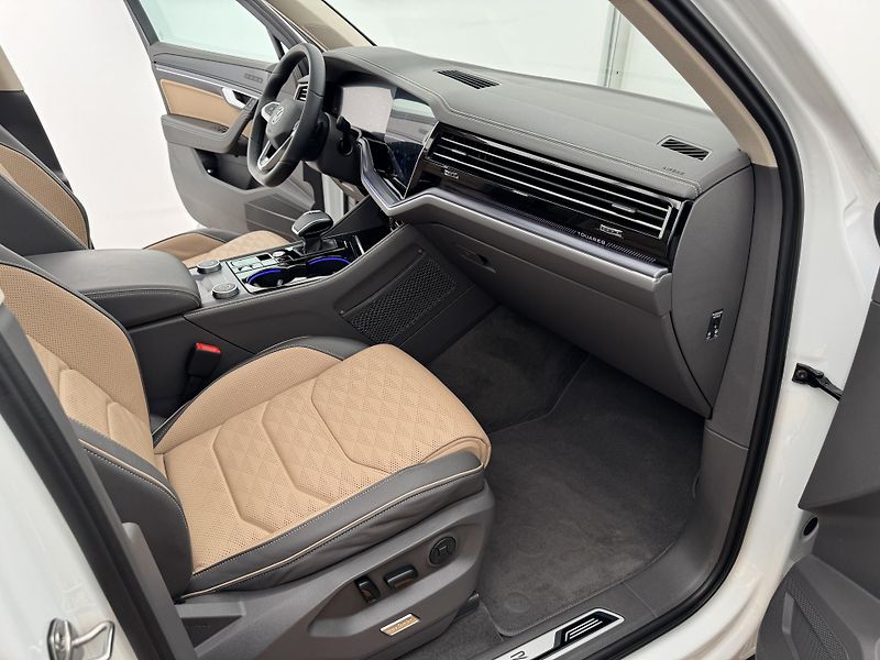 Volkswagen Touareg 3.0Tdi*1-MAJ*DPH*R-LINE*PANO* - fotka 18 z 48