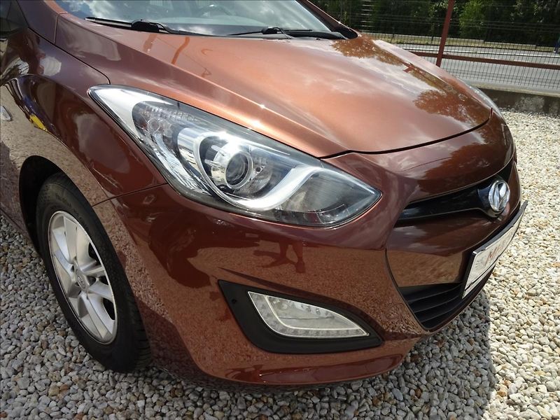 Hyundai i30 1,6i 88kW - fotka 10 z 48