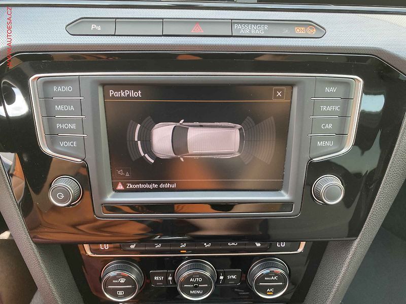 Volkswagen Passat (2015) 2.0 TDi, AC, výhřev sed. - fotka 17 z 19