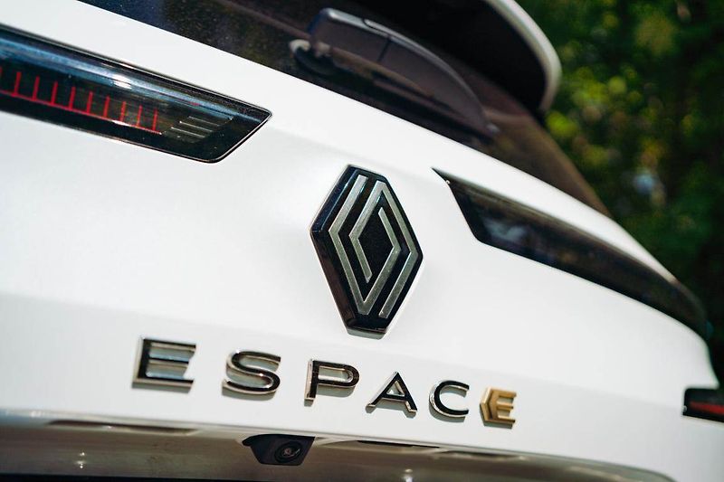 Renault Espace (2023) E-Tech FHEV 200 - fotka 14 z 33
