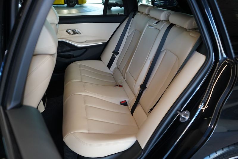 BMW Řada 3 330d xDrive Touring, Pano, HUD - fotka 39 z 42
