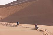 Účastníci Rallye Dakar zdolávají obrovské duny