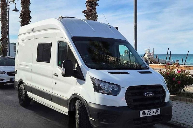 Z dodávky Ford Transit udělala britská firma Coalition Vans praktické obytné auto.