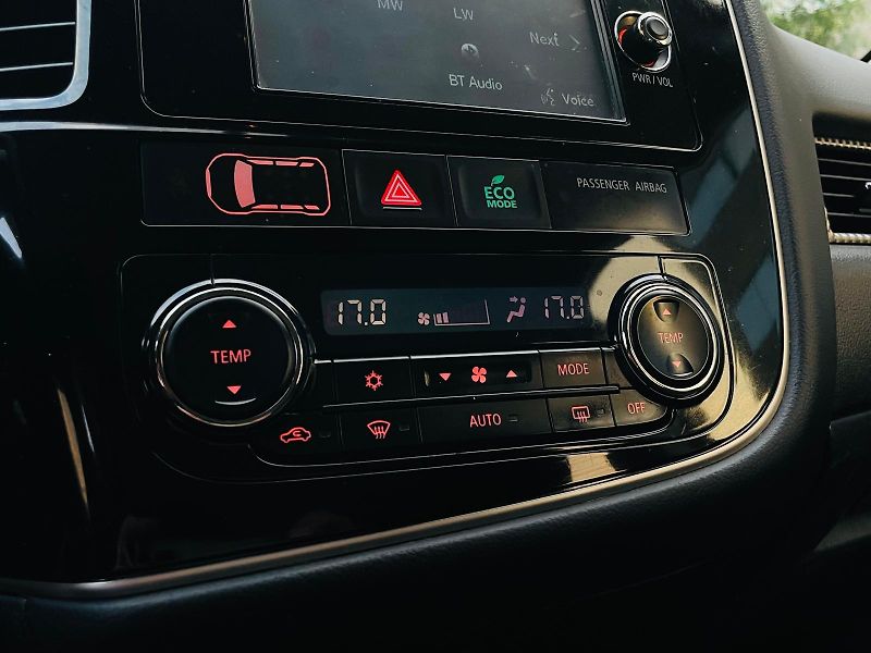 Mitsubishi Outlander 2.0i 1.MAJITEL KAMERA TAŽNÉ - fotka 35 z 43