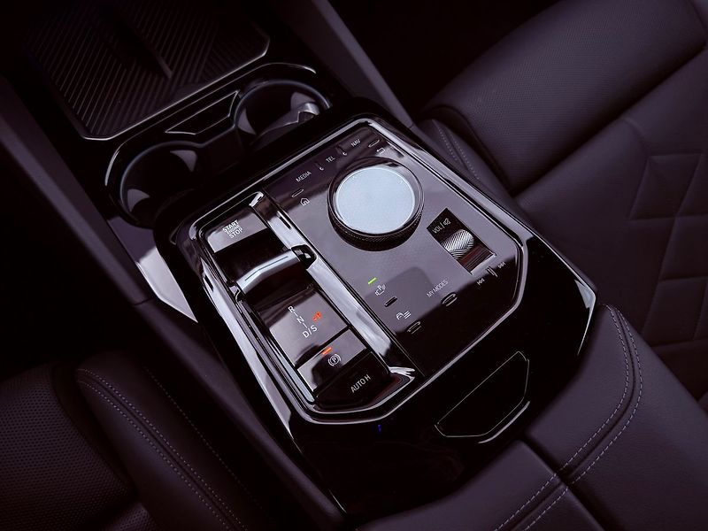 BMW Řada 5 540d xDrive, Serviska, Záruka - fotka 31 z 37