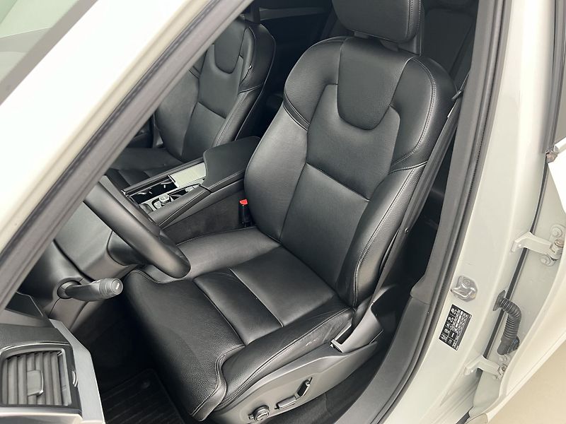 Volvo XC90 D5 AWD MOMENTUM CZ - fotka 16 z 33