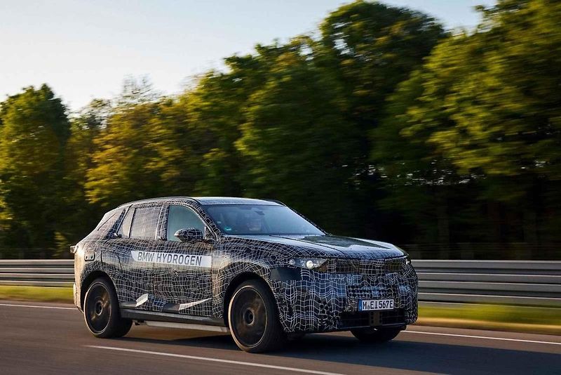 BMW iX5 Hydrogen bude první sériově vyráběné auto s vodíkovým pohonem německé automobilky.