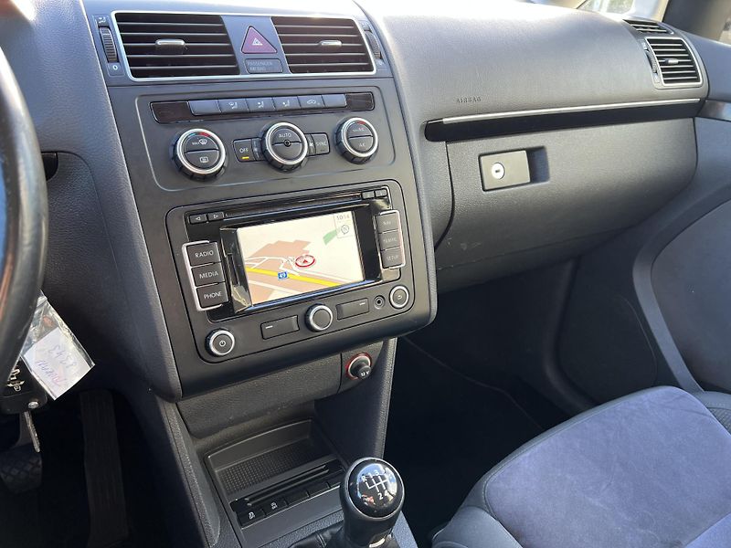 Volkswagen Touran (2013) 2.0 TDI Highline - fotka 17 z 33