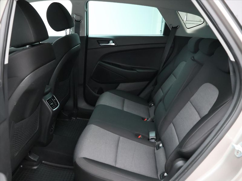 Hyundai Tucson 1,6 CRDI 85kW Style CZ 121tkm - fotka 14 z 34