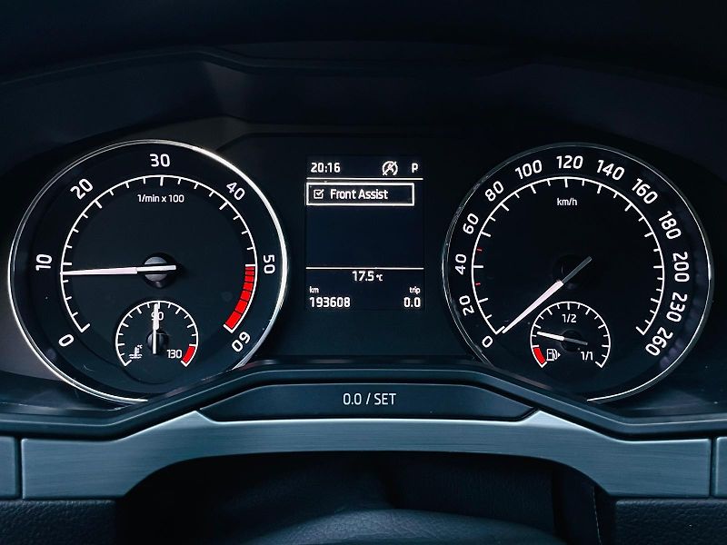 Škoda Superb 2.0TDI AUTOMAT SENZORY LED - fotka 49 z 49