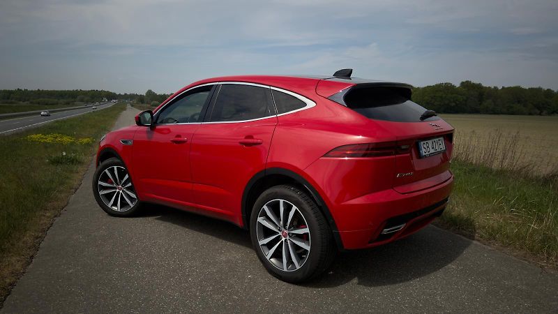 Jaguar E-Pace (2021) 2.0 D200 mHEV AWD R-Dynamic SE - fotka 3 z 9