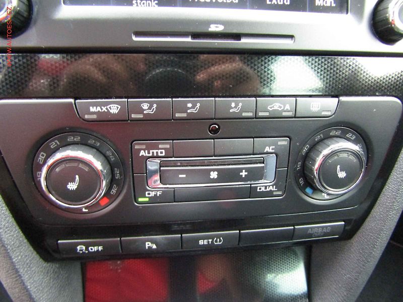 Škoda Octavia (2012) 2.0 TSi, RS, DSG, xenon, TZ - fotka 16 z 19