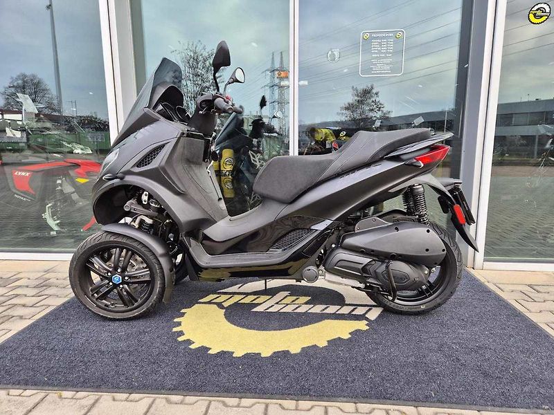 Piaggio MP3 300 (2024) Deep Black - fotka 7 z 20