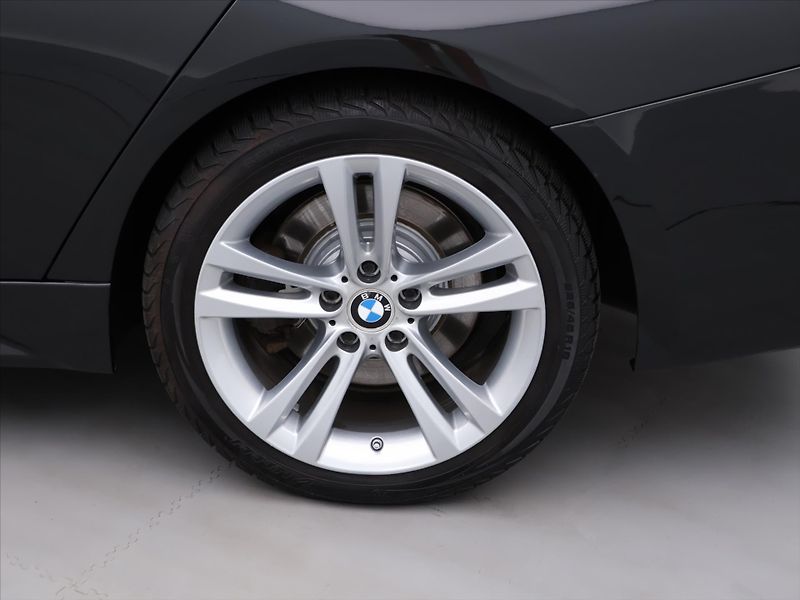 BMW Řada 3 3,0 330d xDrive 190kW M-paket - fotka 28 z 35