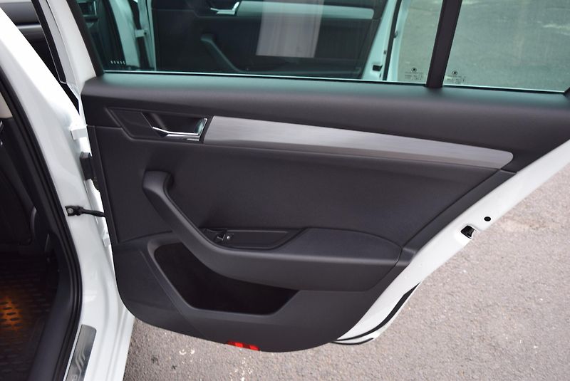 Škoda Superb (2016) 2.0TDI 140kw 4x4 DSG STYLE NAV - fotka 46 z 50