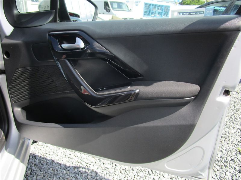 Peugeot 208 1.2i Klima, Navi - fotka 21 z 38