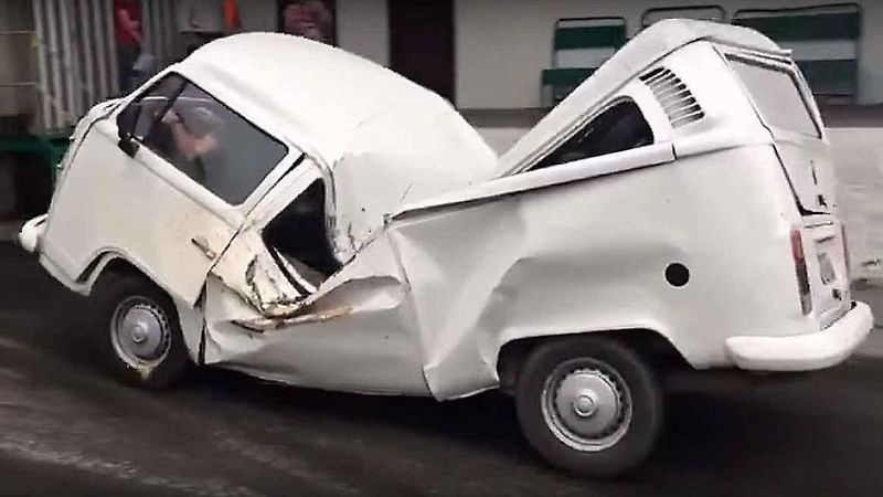 Tento Volkswagen se zdá býti nesmrtelným. Nezastaví ho ani padlý strom.