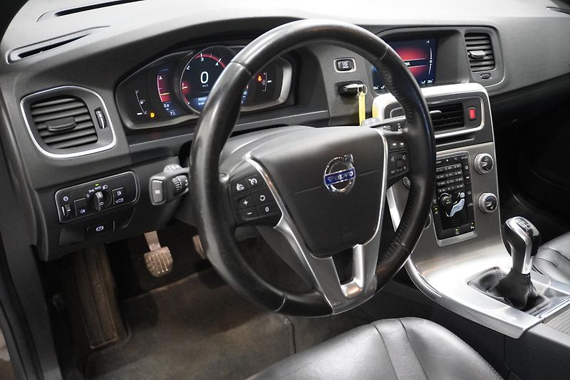 Volvo V60 (2016)  D4 MOMENTUM - fotka 13 z 24