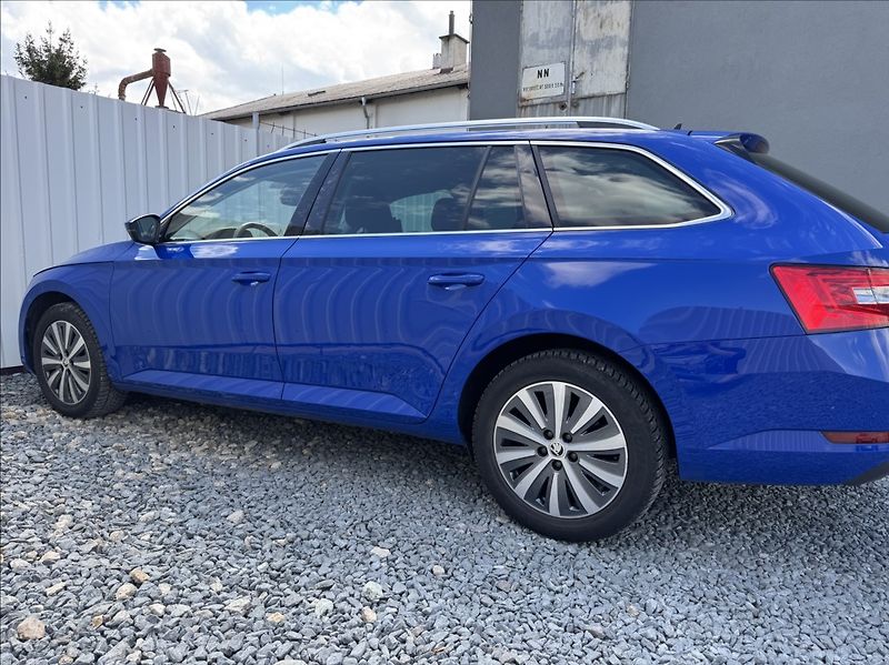 Škoda Superb 2,0 TDI DSG STYLE DPH 1.maj ČR - fotka 19 z 50