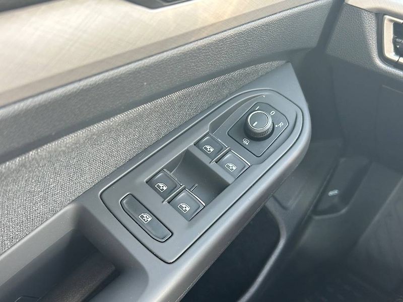 Volkswagen Golf Life 6G 1,5TSi - fotka 21 z 24