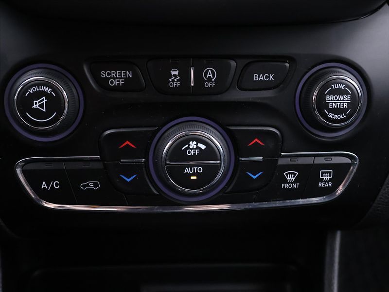 Jeep Cherokee 2,2 M-Jet 147kW Aut. AWD DPH - fotka 22 z 31