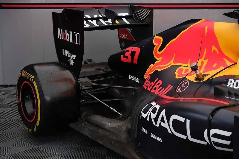 Monopost Red Bull RB7 v akci v Praze