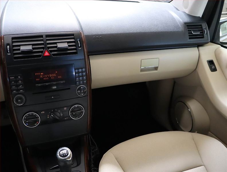 Mercedes-Benz Třídy A (2005) A 170 , Klima, rezervace - fotka 8 z 17