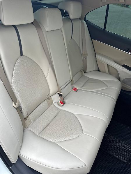 Toyota Camry (2021) 2.5 HEV EXECUTIVE AUTOMAT - fotka 19 z 37