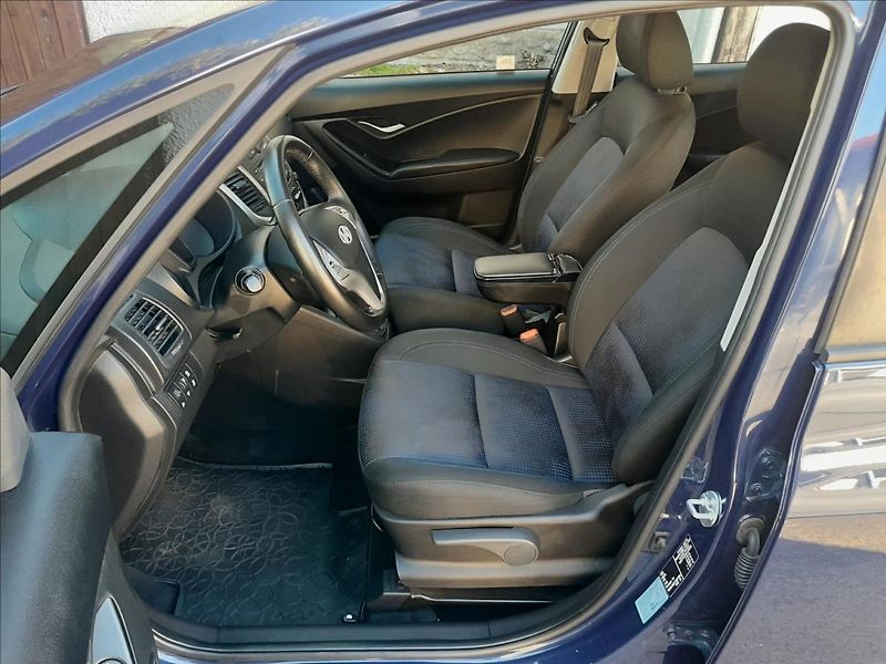 Hyundai ix20 1,6i 91kW 38 000km - fotka 16 z 54
