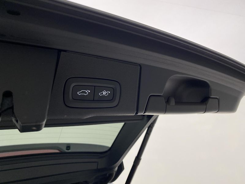 Volvo XC60 T6 AWD PLUG-IN PLUS DARK - fotka 30 z 54