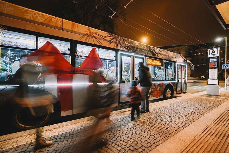 Praha má hned několik vánočních tramvají.