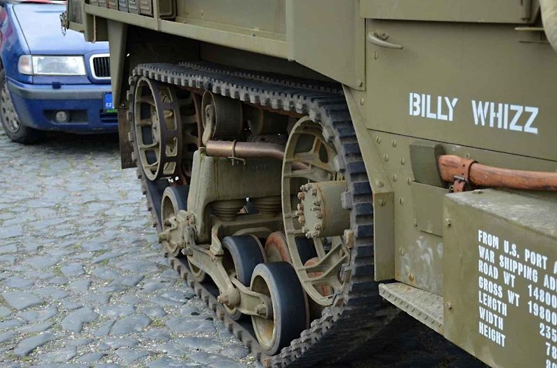 Veteránský závod odstartoval ve Velvarech na náměstí. Cíl byl na náměstí ve Slaném.