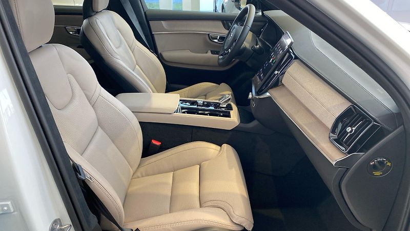 Volvo XC90 (2026) ULTRA DARK, T8 AWD, 228+107 kW - fotka 14 z 14