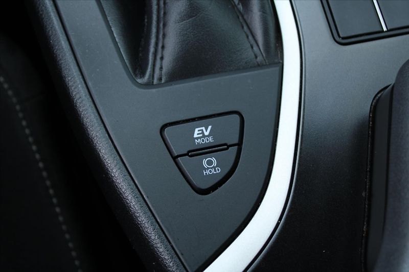Lexus UX 250h 2.0 E-CVT 1.MAJITEL DPH ČR - fotka 20 z 27