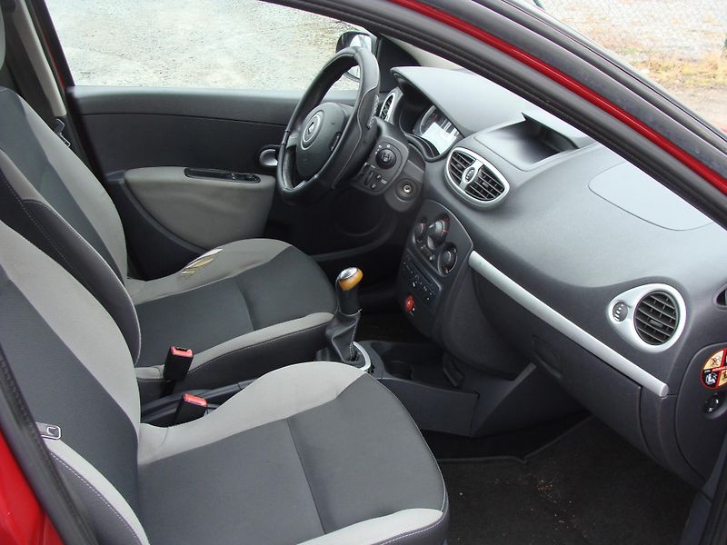 Renault Clio 1.5 DCi, 55 kW, klima, tažné - fotka 12 z 24