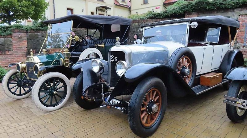 Pálavský Oldtimer přilákal na Břeclavsko desítky elegantnch veteránů.