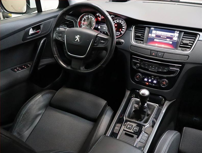 Peugeot 508 (2014) Allure 2.0 HDi, Navi, Tempomat - fotka 7 z 19