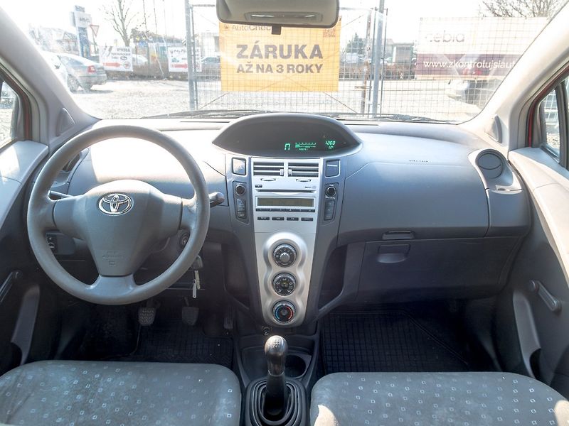 Toyota Yaris (2008) ČR 1.0i 51KW AC – 2x PNEU - fotka 11 z 34