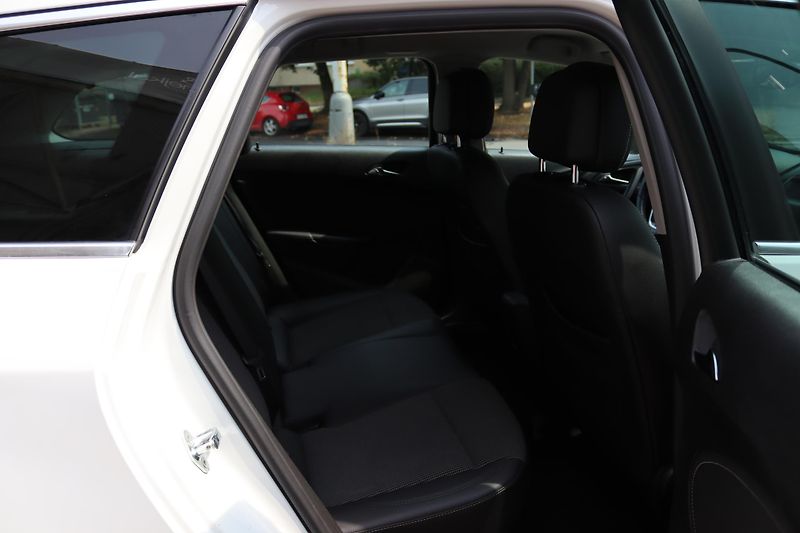 Opel Astra Opel Astra J Sports Tourer 1.7 - fotka 45 z 54