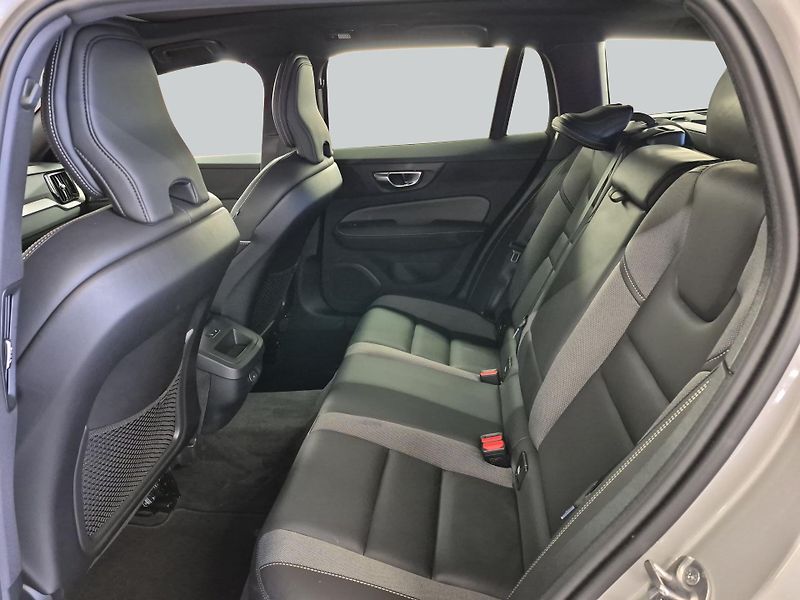 Volvo V60 B4 Plus Dark - fotka 10 z 15
