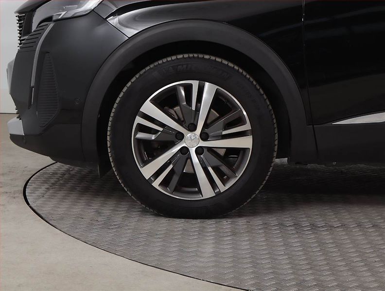 Peugeot 5008 (2023) Allure PureTech 130 - fotka 15 z 23